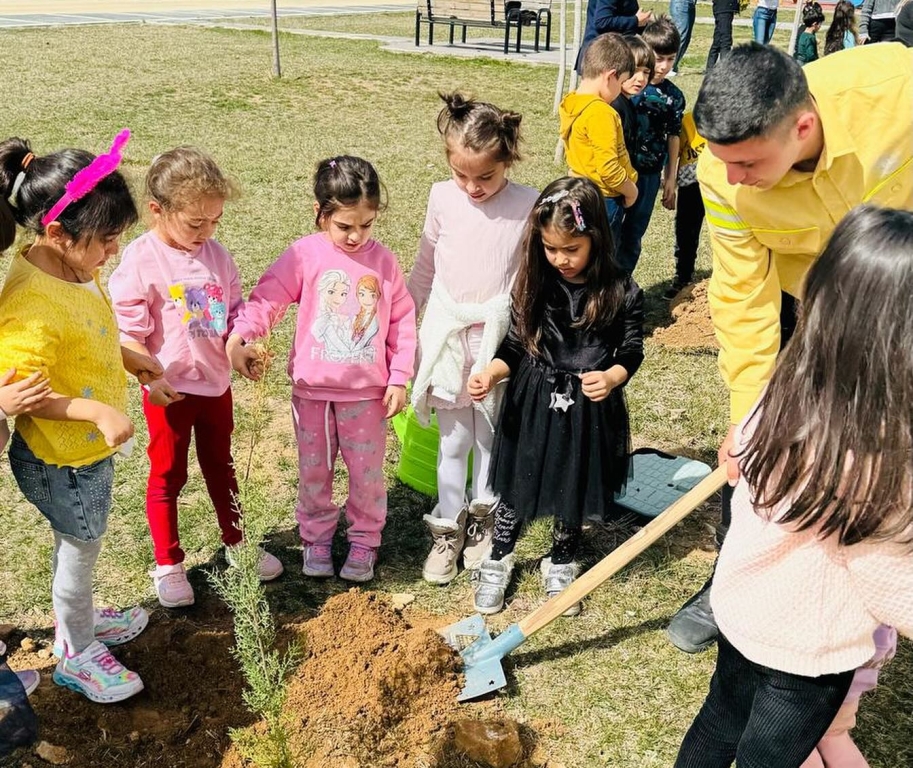 Anaokul kademesindeki öğrencilerimiz ve Orman İşletme Müdürlüğü personelleri ile fidan dikimi gerçekleştirildi.