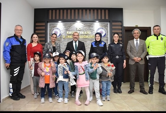 10 Nisan Polis Haftası kapsamında Minik Gruplarımız Kırşehir Emniyet Müdürü Sayın Erdoğan Kartal’a ziyarette bulundular.