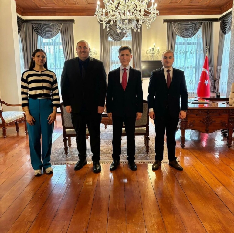 Genel Müdürümüz Sn. Caner KAYA ve Kampüs Müdürümüz Sn. Osman İLDİR, Kağıthane Kaymakamımız Sn. Niyazi ERTEN’e makamlarında ziyarette bulundu.