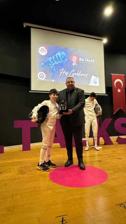 BİL TALKS FİNAL Oturumu 6 okulumuzdan 10 öğrencimiz katılarak sanat, spor, kültür alanlarında gösterdikleri başarıları anlatarak performanslarını sergilediler. Plaketlerini değerli okul yöneticilerimizden aldılar.