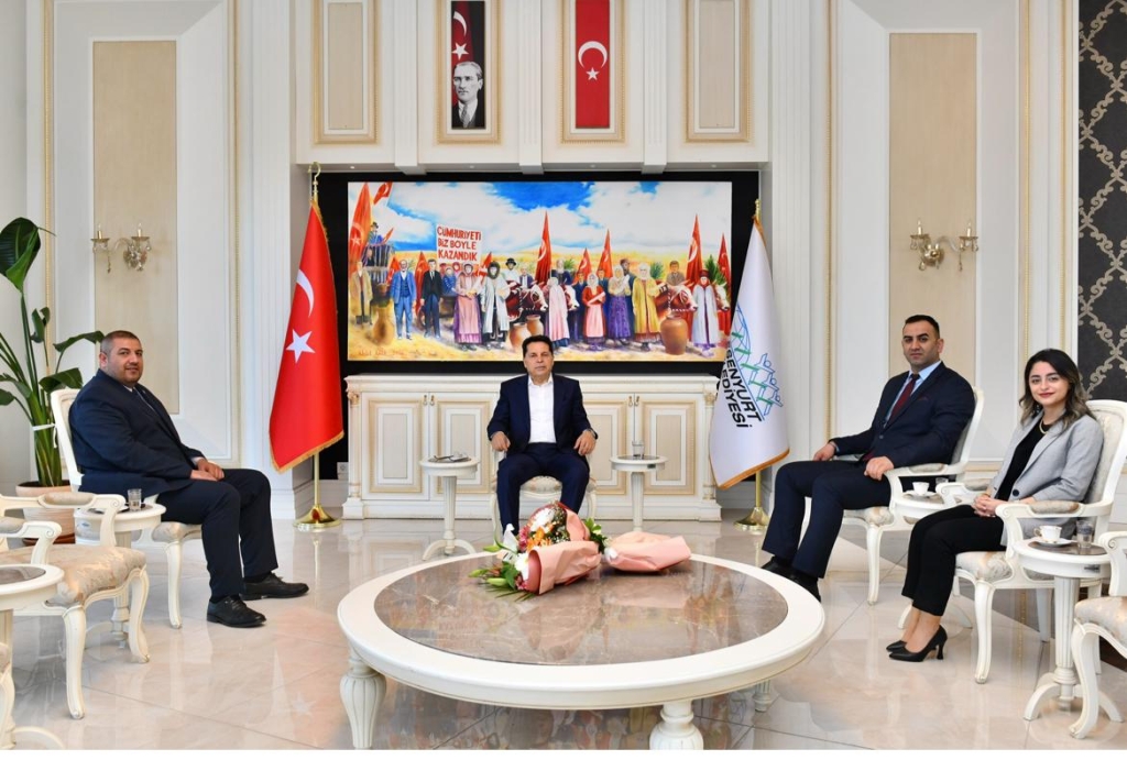 Genel Müdürümüz Sn. Caner KAYA, Kampüs Müdürümüz Sn. Ertan ÜNLÜ ve Eğitim Koordinatörümüz Sn. Dilara ORTAÇ Esenyurt Belediye Başkanımız Sn. Ahmet ÖZER'i makamında ziyaret etti. Başkanımızı tebrik eder, görevinde başarılar dileriz.