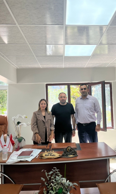 Sn. Okul Müdürümüz Ertan ÜNLÜ Gökevler Mahallesi Muhtarı Sn. Sadık ARSLAN'ı makamında ziyaret etti. Sn. Muhtarımıza bizleri ağırladıkları için teşekkür ediyoruz.