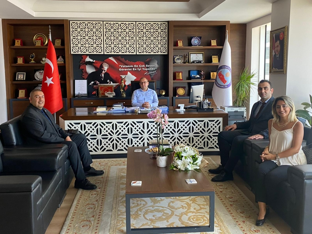 Genel Müdürümüz Sn.Caner KAYA, Kampüs Müdürümüz Sn.Ertan ÜNLÜ ve Eğitim Müdürümüz Sn.Dilara ORTAÇ Esenyurt Kaymakamı Sn. Fatih ÇOBANOĞLU’nu makamında ziyaret ettiler. Kendilerine bizleri ağırladıkları için teşekkür ederiz.