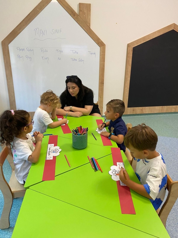 Öğrencilerimiz etkinliklerle okula merhaba dediler. Katılım sağlayan tüm velilerimize teşekkür ediyoruz. Yeni eğitim öğretim yılında tüm öğrenci ve öğretmenlerimize başarılı bir yıl diliyoruz. Okulunuza hoşgeldiniz çocuklar.
