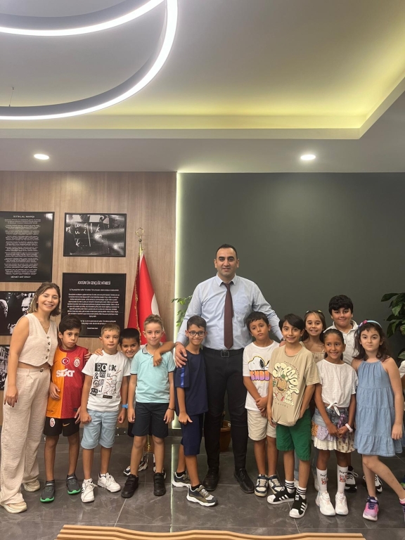 Sevgili Öğrencilerimiz Kampüs Müdürümüz Sn. Ertan ÜNLÜ’yü makamında ziyaret ettiler.