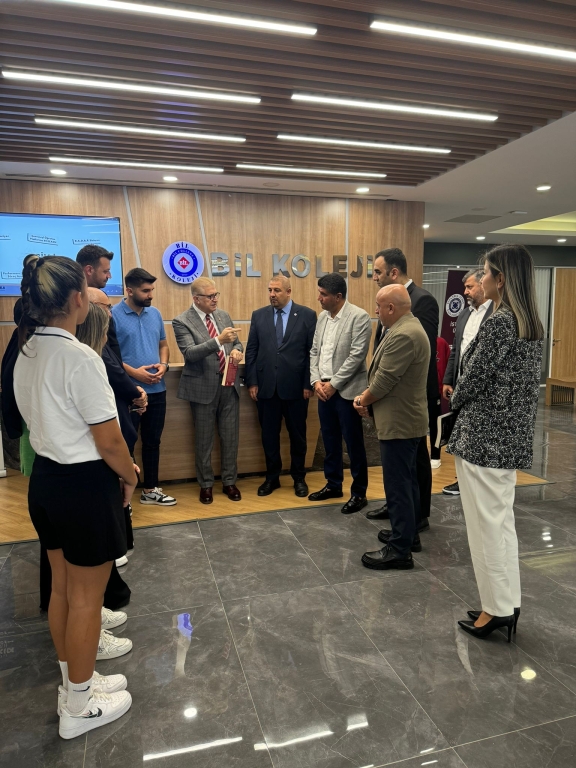 İstanbul Aydın Üniversitesi Kurucusu ve Mütevelli Heyeti Başkanı Sn. Prof. Dr. Mustafa Aydın’a yeni eğitim öğretim döneminde öğrencilerimizle buluşarak onların akademik gelişimine ve kişisel donanımlarına yönelik vizyoner katkıları için teşekkür ederiz. Eğitime olan derin bağlılığı, bizlere geleceğin liderlerini yetiştirme konusunda ilham vermeye devam ediyor.