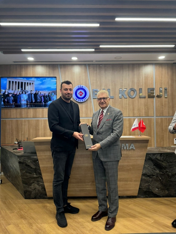İstanbul Aydın Üniversitesi Kurucusu ve Mütevelli Heyeti Başkanı Sn. Prof. Dr. Mustafa Aydın’a yeni eğitim öğretim döneminde öğrencilerimizle buluşarak onların akademik gelişimine ve kişisel donanımlarına yönelik vizyoner katkıları için teşekkür ederiz. Eğitime olan derin bağlılığı, bizlere geleceğin liderlerini yetiştirme konusunda ilham vermeye devam ediyor. görseli 2