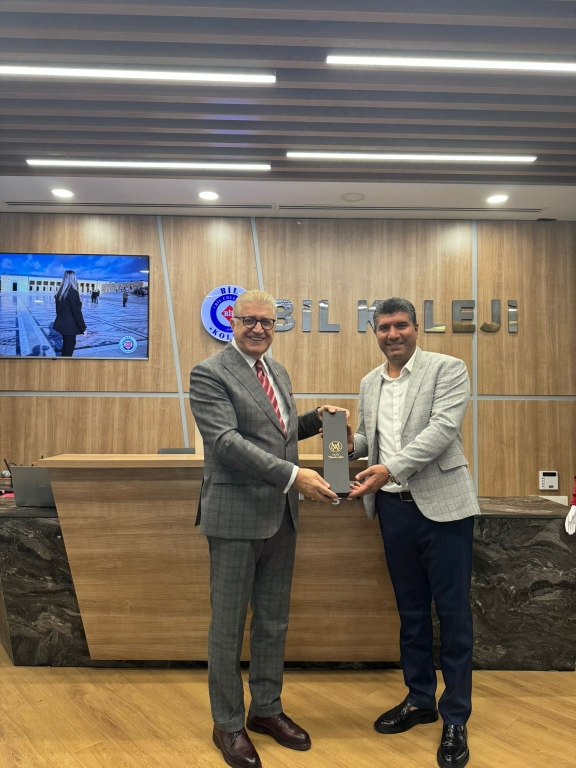 İstanbul Aydın Üniversitesi Kurucusu ve Mütevelli Heyeti Başkanı Sn. Prof. Dr. Mustafa Aydın’a yeni eğitim öğretim döneminde öğrencilerimizle buluşarak onların akademik gelişimine ve kişisel donanımlarına yönelik vizyoner katkıları için teşekkür ederiz. Eğitime olan derin bağlılığı, bizlere geleceğin liderlerini yetiştirme konusunda ilham vermeye devam ediyor. görseli 4