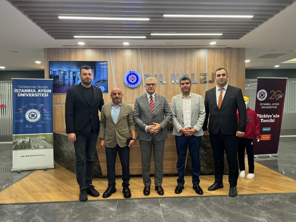 İstanbul Aydın Üniversitesi Kurucusu ve Mütevelli Heyeti Başkanı Sn. Prof. Dr. Mustafa Aydın’a yeni eğitim öğretim döneminde öğrencilerimizle buluşarak onların akademik gelişimine ve kişisel donanımlarına yönelik vizyoner katkıları için teşekkür ederiz. Eğitime olan derin bağlılığı, bizlere geleceğin liderlerini yetiştirme konusunda ilham vermeye devam ediyor. görseli 5