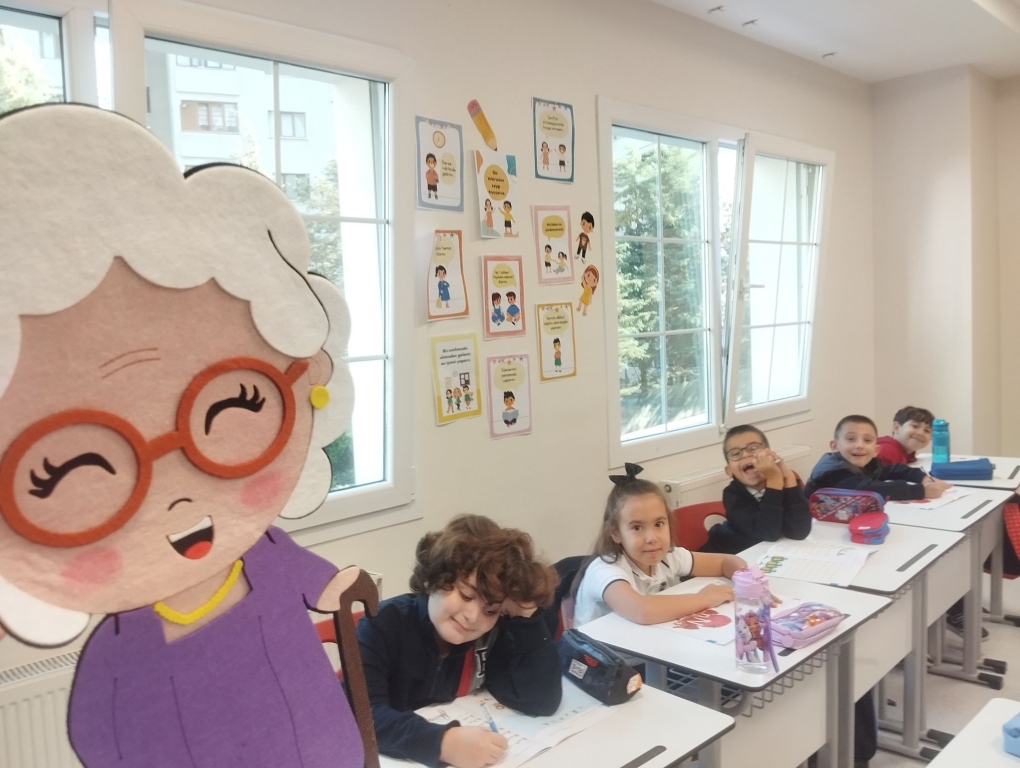 1-B sınıfı “N” sesini hissediyor ve öğreniyor. Sınıf öğretmeninin Ninelerini seslendirmesi ile etkinliklerini gerçekleştirdiler. ✨