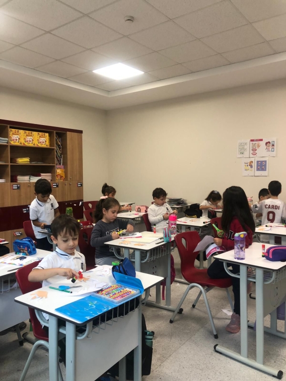 1/C sınıfı Rehberlik dersinde Ada’nın Bir Günü konulu etkinliğimizde öğrencilerimizle temizlik ve günlük kişisel bakımın önemi hakkında interaktif olarak video eşliğinde konuştuk. Bu kapsamda uygulamalı olarak tırnak kesme çalışması gerçekleştirdik