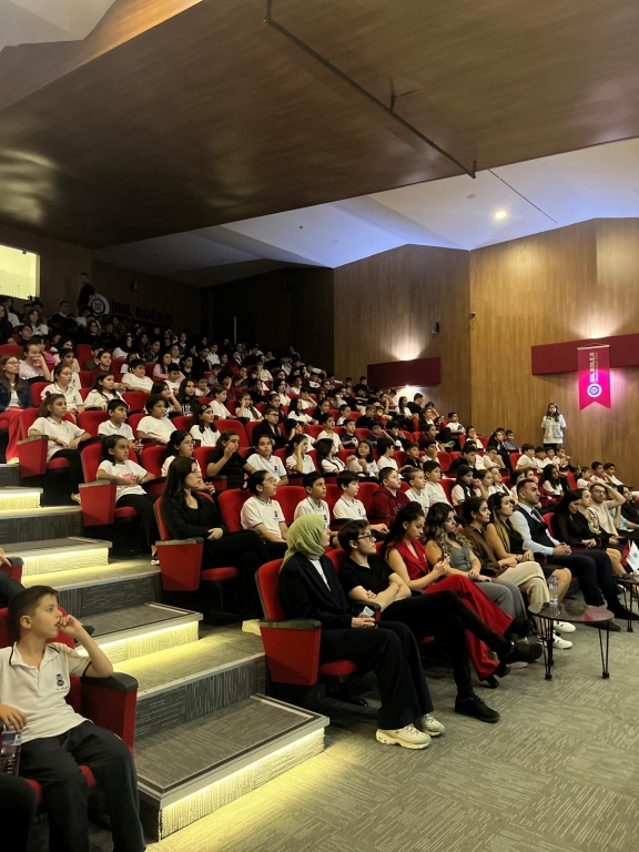 BİL Eğitim Kurumları IT ve Eğitim Teknolojileri Koordinatörü Sn. Osman ÖZŞEN ve BİL Eğitim Kurumları Rehberlik ve Kariyer Merkezi Koordinatörümüz Sn. Ebru UNUTMAZER hocalarımız okulumuzu ziyaret ederek Ortaokul ve Lise Kademesi Öğrencilerimizle harika bilgiler paylaştılar kendilerine katkılarından dolayı teşekkür ediyoruz. görseli 2
