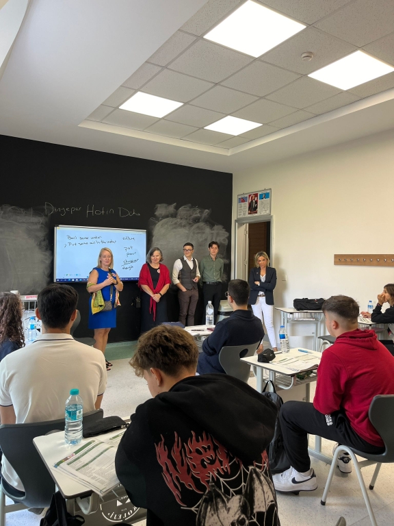 Yabancı dil eğitimi konusunda oldukça kararlıyız Sn. Elif Pehlevan, Sn. Yeşim Yavaş ve Kanada’dan gelen Eğitim Koordinatörlerimiz Okulumuzu ziyaret edip öğrencilerimizle buluşarak dil öğreniminde en güncel yöntemleri paylaştılar kendilerine katkılarından dolayı teşekkür ederiz.