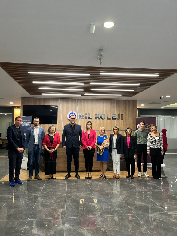 Yabancı dil eğitimi konusunda oldukça kararlıyız Sn. Elif Pehlevan, Sn. Yeşim Yavaş ve Kanada’dan gelen Eğitim Koordinatörlerimiz Okulumuzu ziyaret edip öğrencilerimizle buluşarak dil öğreniminde en güncel yöntemleri paylaştılar kendilerine katkılarından dolayı teşekkür ederiz. görseli 2