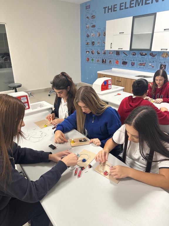 10A sınıfı ile elektrik devresi kurduk. görseli 3