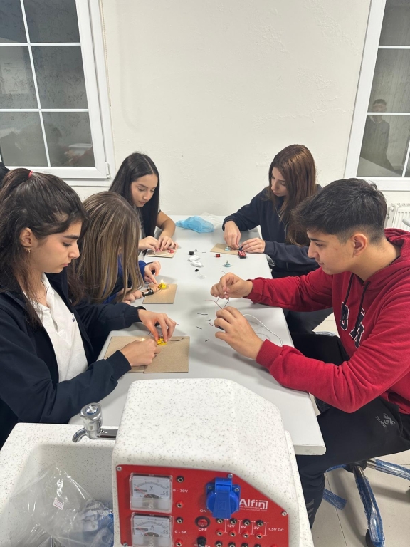 10A sınıfı ile elektrik devresi kurduk. görseli 4