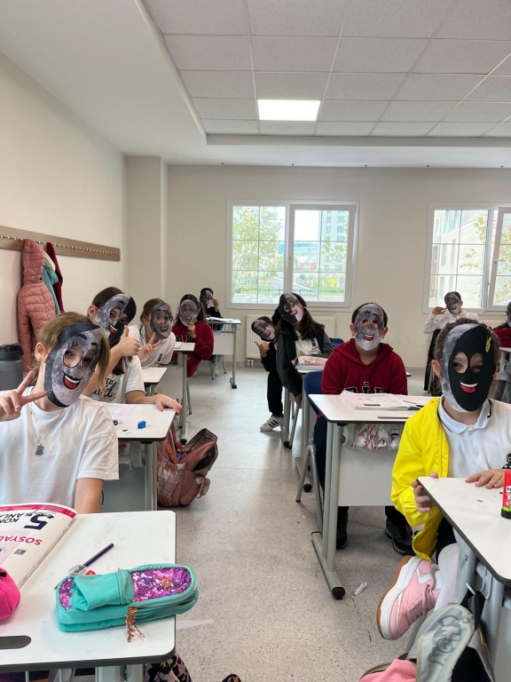 Bugün öğrencilerimizle Ay’ın evrelerini hem eğlenerek hem de öğrenerek işledik.