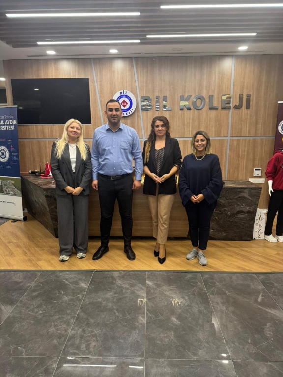 Bil Eğitim Kurumları Rehberlik ve Kariyer Merkezi Koordinatörümüz Sn. Ebru Unutmazer hocamız okulumuzu ziyaret etti. Kendilerine katkılarından dolayı teşekkür ederiz.