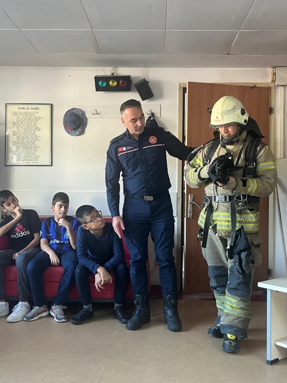 7.Sınıf Öğrencilerimiz; yangın söndürme, kurtarma ve acil durumlara müdahale süreçlerini öğrenmek için Büyükçekmece İtfaiye istasyonunu ziyaret ettiler. görseli 3