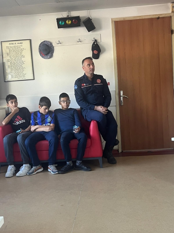 7.Sınıf Öğrencilerimiz; yangın söndürme, kurtarma ve acil durumlara müdahale süreçlerini öğrenmek için Büyükçekmece İtfaiye istasyonunu ziyaret ettiler. görseli 7