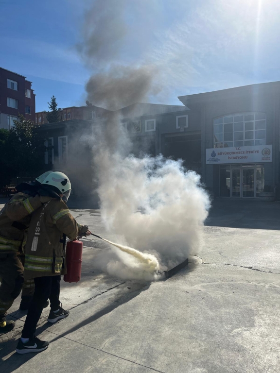 7.Sınıf Öğrencilerimiz; yangın söndürme, kurtarma ve acil durumlara müdahale süreçlerini öğrenmek için Büyükçekmece İtfaiye istasyonunu ziyaret ettiler. görseli 8