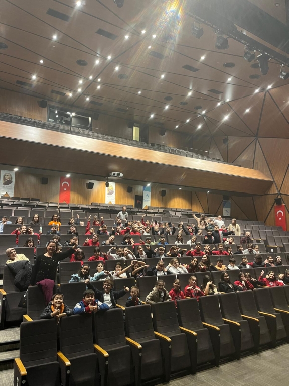 Bugün 5 ve 6. sınıf öğrencilerimizle tiyatroya gittik ve harika bir deneyim yaşadık. Öğrencilerimiz, sahnedeki performansları izlerken büyük bir heyecan duydu ve birlikte güzel anılar biriktirdik. Bu tür etkinliklerin, sanatsal gelişimlerine katkı sağladığını düşünüyorum.