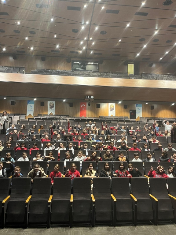 Bugün 5 ve 6. sınıf öğrencilerimizle tiyatroya gittik ve harika bir deneyim yaşadık. Öğrencilerimiz, sahnedeki performansları izlerken büyük bir heyecan duydu ve birlikte güzel anılar biriktirdik. Bu tür etkinliklerin, sanatsal gelişimlerine katkı sağladığını düşünüyorum. görseli 2