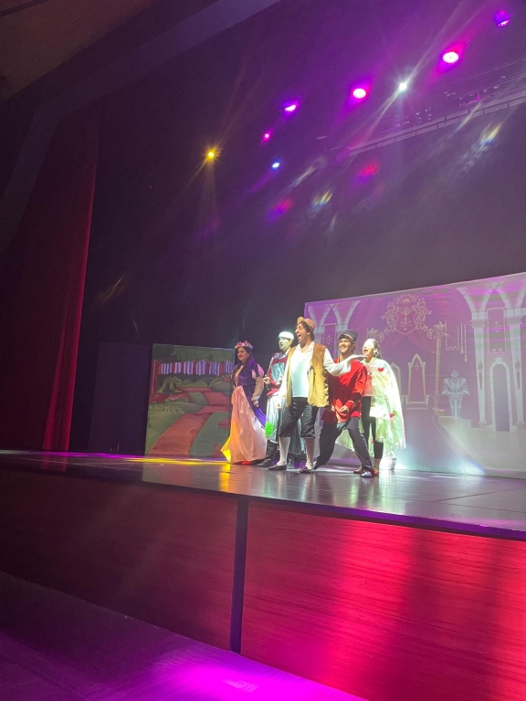 Bugün 5 ve 6. sınıf öğrencilerimizle tiyatroya gittik ve harika bir deneyim yaşadık. Öğrencilerimiz, sahnedeki performansları izlerken büyük bir heyecan duydu ve birlikte güzel anılar biriktirdik. Bu tür etkinliklerin, sanatsal gelişimlerine katkı sağladığını düşünüyorum. görseli 4