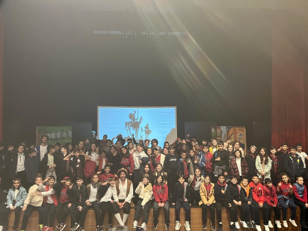 Bugün 5 ve 6. sınıf öğrencilerimizle tiyatroya gittik ve harika bir deneyim yaşadık. Öğrencilerimiz, sahnedeki performansları izlerken büyük bir heyecan duydu ve birlikte güzel anılar biriktirdik. Bu tür etkinliklerin, sanatsal gelişimlerine katkı sağladığını düşünüyorum. görseli 5