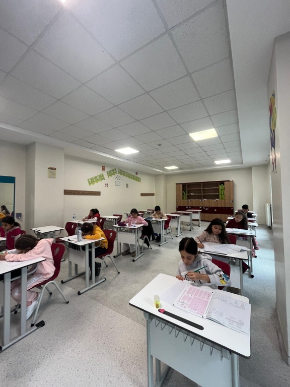 Okula Kabul ve Bursluluk Sınavımızın ilk gününü öğrencilerimizin yoğun katılımı ile gerçekleştirdik. Değerli velilerimize ilgileri için teşekkür ederiz. Yarın da uygulanacak olan sınavımıza katılımınızı bekleriz. görseli 3