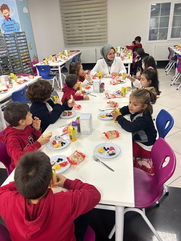 Çocuklarımızın gelişimine uygun diyetisyen eşliğinde hazırlanan sağlıklı menülerimiz ile öğrencilerimizin yemek saati görseli 3
