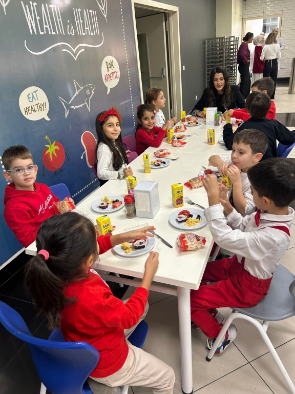 Çocuklarımızın gelişimine uygun diyetisyen eşliğinde hazırlanan sağlıklı menülerimiz ile öğrencilerimizin yemek saati görseli 5