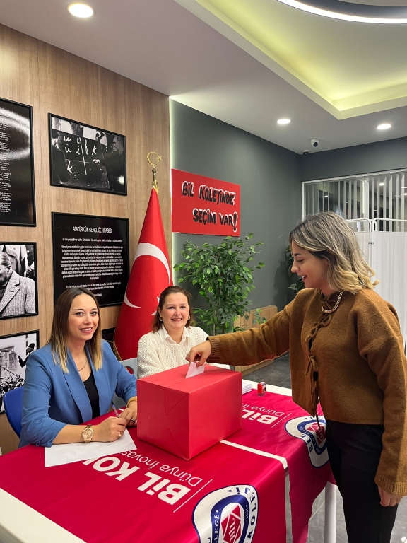 BİL ‘de Seçim Heyecanı✨ Ortaokul kadememizde heyecan dolu okul başkanlığı seçimleri tamamlandı. Cumhuriyetin temeli olan “Demokrasi” kavramını benimseyen öğrencilerimiz sorumluluklarını yerine getirerek sandığa gelip oylarını kullandılar.