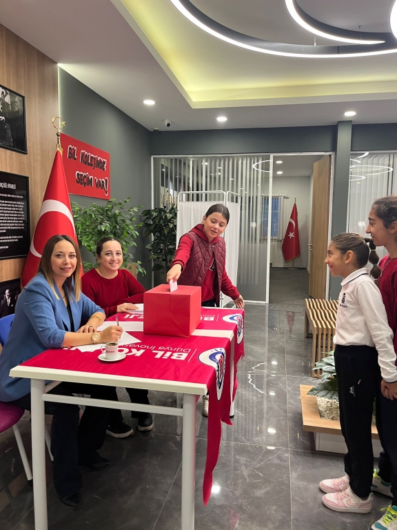BİL ‘de Seçim Heyecanı✨ Ortaokul kadememizde heyecan dolu okul başkanlığı seçimleri tamamlandı. Cumhuriyetin temeli olan “Demokrasi” kavramını benimseyen öğrencilerimiz sorumluluklarını yerine getirerek sandığa gelip oylarını kullandılar. görseli 2