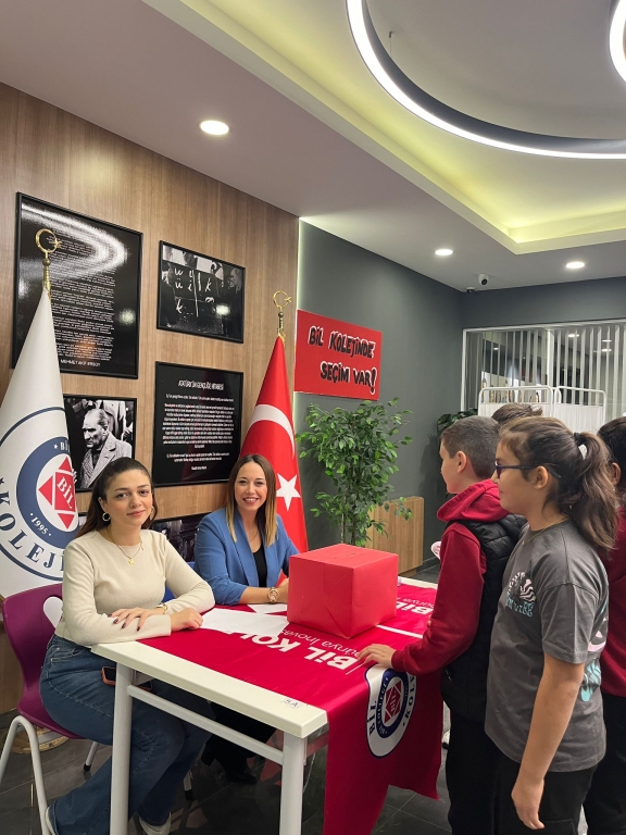 BİL ‘de Seçim Heyecanı✨ Ortaokul kadememizde heyecan dolu okul başkanlığı seçimleri tamamlandı. Cumhuriyetin temeli olan “Demokrasi” kavramını benimseyen öğrencilerimiz sorumluluklarını yerine getirerek sandığa gelip oylarını kullandılar. görseli 3