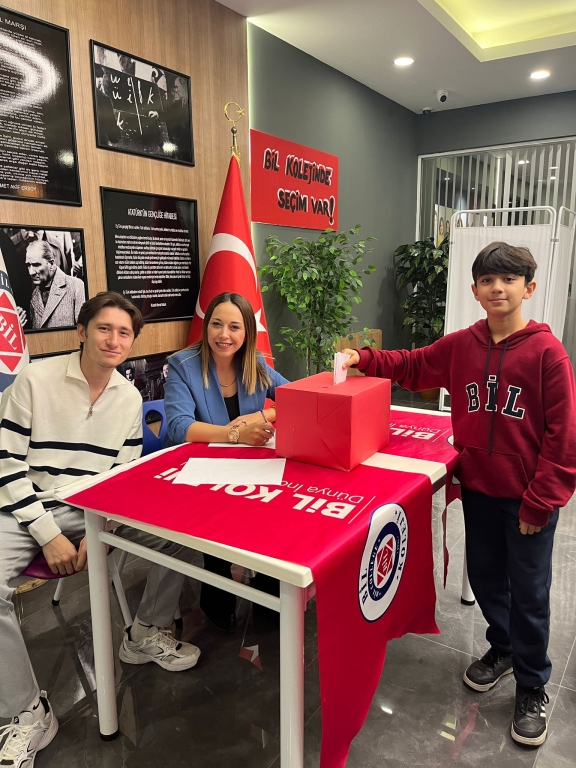 BİL ‘de Seçim Heyecanı✨ Ortaokul kadememizde heyecan dolu okul başkanlığı seçimleri tamamlandı. Cumhuriyetin temeli olan “Demokrasi” kavramını benimseyen öğrencilerimiz sorumluluklarını yerine getirerek sandığa gelip oylarını kullandılar. görseli 4