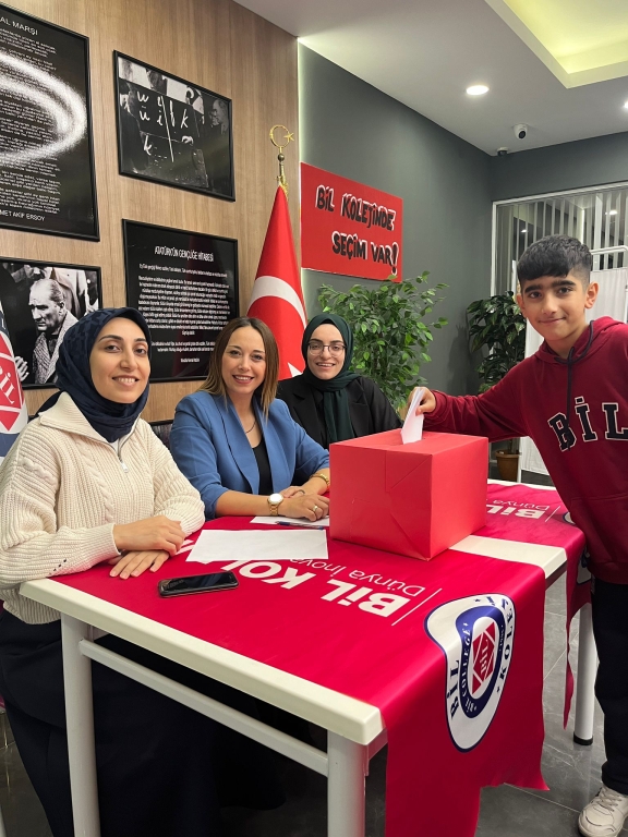 BİL ‘de Seçim Heyecanı✨ Ortaokul kadememizde heyecan dolu okul başkanlığı seçimleri tamamlandı. Cumhuriyetin temeli olan “Demokrasi” kavramını benimseyen öğrencilerimiz sorumluluklarını yerine getirerek sandığa gelip oylarını kullandılar. görseli 5