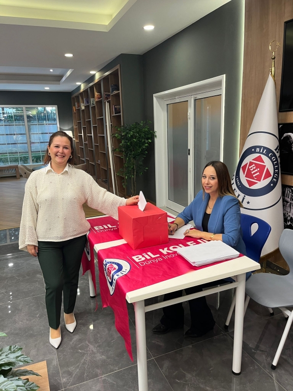 BİL ‘de Seçim Heyecanı✨ Ortaokul kadememizde heyecan dolu okul başkanlığı seçimleri tamamlandı. Cumhuriyetin temeli olan “Demokrasi” kavramını benimseyen öğrencilerimiz sorumluluklarını yerine getirerek sandığa gelip oylarını kullandılar. görseli 7