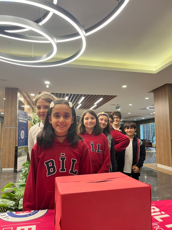 BİL ‘de Seçim Heyecanı✨ Ortaokul kadememizde heyecan dolu okul başkanlığı seçimleri tamamlandı. Cumhuriyetin temeli olan “Demokrasi” kavramını benimseyen öğrencilerimiz sorumluluklarını yerine getirerek sandığa gelip oylarını kullandılar. görseli 8