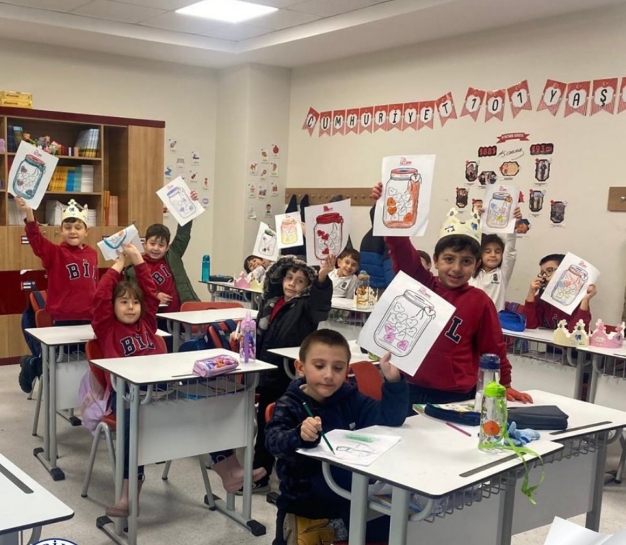 İlkokul öğrencilerimizle Rehberlik dersimizde ölçülü ve erdemli olmak kazanımı kapsamında “Erdem Kumbarası” adlı bir etkinlik gerçekleştirdik. Bu etkinliğimiz ile öğrencilerimizin hem kişisel gelişimlerine katkı sağlamayı hem de sosyal sorumluluk ve erdemli davranışlar konusunda farkındalık yaratmayı hedefleyerek erdemler hakkında bilgi sahibi olmalarına, günlük hayatlarından çeşitli örnekler vermelerine imkan sağladık.