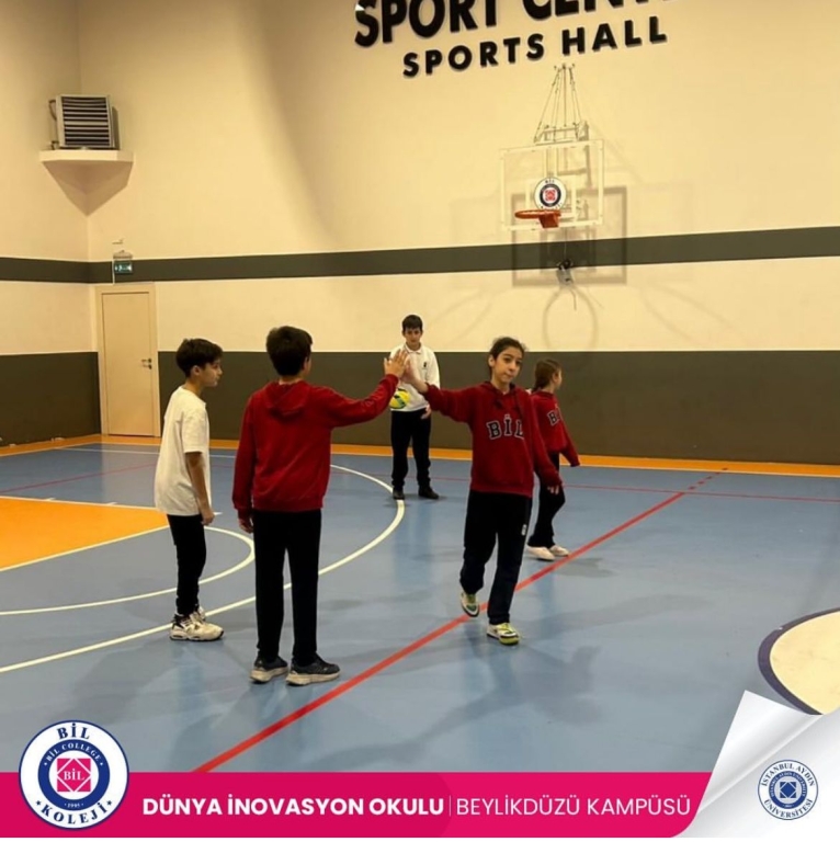Yaşam bir ekip işidir. Yaşamın doğasında bu gerçek vardır: Yaşam ilişkiler içinde oluşur ve gelişir. Bu ilke bir gerçeği yansıtır. Öğrencinin bu gerçeği öğrenmesi çok önemlidir. Onun İyi bir ekip üyesi olarak yetişmesi, eğitimin amacı olmalıdır. |Beden Eğitimi ve Spor derslerimizde takım sporlarıyla birlikte öğrencilerimizin takım olma ruhunu benimsemelerini sağlıyoruz.