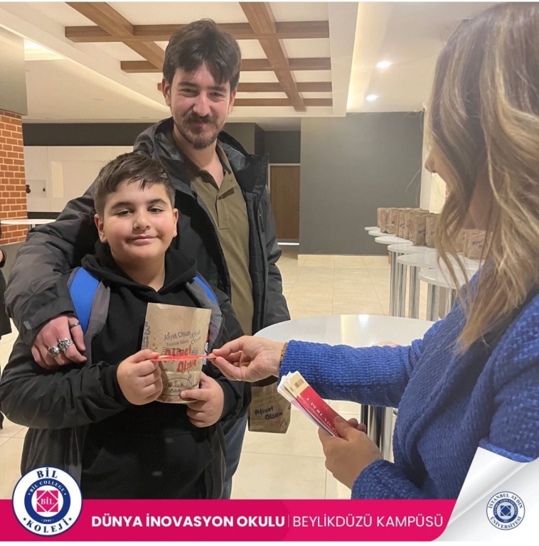 “Birlikte Film İzliyoruz” etkinliğimize katılarak hem bizleri hem de öğrencilerimizi yalnız bırakmayan değerli velilerimize gönülden teşekkür ederiz. Sizin desteğinizle büyüyen, güçlenen ve daha da anlam kazanan kocaman bir aileyiz!