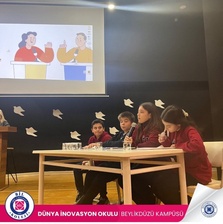Ortaokul öğrencilerimizle “İlk insanlar mı daha mutlu, yoksa günümüz insanları mı?” konulu bir münazara etkinliği düzenledik. Öğrenciler iki gruba ayrılarak konuyla ilgili düşüncelerini paylaştı ve birbirlerine argümanlar sundu. Etkinlik sırasında öğrenciler, topluluk önünde konuşma ve fikirlerini ifade etme deneyimi kazandılar. Ayrıca, bir konuyu farklı yönleriyle ele alarak eleştirel düşünme becerilerini geliştirme fırsatı buldular. Bu tür etkinlikler, öğrencilerimizin tartışma kültürünü ve karşılıklı saygıyı öğrenmeleri için değerli bir ortam sunuyor. Etkinlik sonunda öğrenciler, düşüncelerini paylaşmanın keyfini yaşadılar. görseli 2