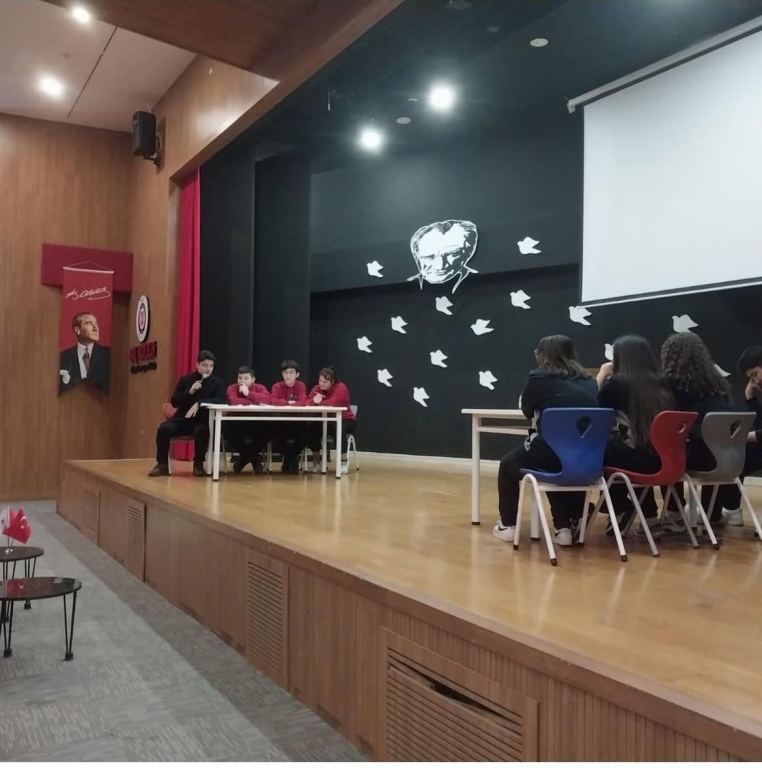 Lise öğrencilerimizle “Yapay zeka durdurulmalı mı yoksa durdurulmamalı mı?” konulu bir münazara etkinliği düzenledik. Günümüzün ve dünyanın en önemli gündem maddelerinden olan ve hayatımızı birçok alanda şekillendiren “yapay zeka” nın öğrencilerimizce araştırılıp aktarılması, öğrencilerimize bu konuyla ilgili farklı bir bakış açısı katmakla birlikte farkındalık kazandırmıştır. görseli 2