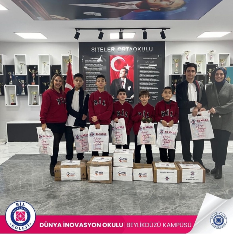 “AKEV Sosyal Sorumluluk Kulübü olarak, topluma fayda sağlamak ve kitap okuma alışkanlığını yaygınlaştırmak amacıyla çıktığımız yolda, kardeş okulumuz Siteler Ortaokulu’na kitaplarımızı ulaştırmanın mutluluğunu yaşıyoruz. Kitapların, öğrencilerimizin hayal dünyalarını zenginleştirmesi, bilgiye olan meraklarını artırması ve geleceklerine ışık tutması en büyük dileğimizdir. Tüm Siteler Ortaokulu öğrencilerine keyifli okumalar dileriz. Paylaşarak büyüyen bu güzel yolculuğa katkı sağlayan herkese teşekkür ederiz!”