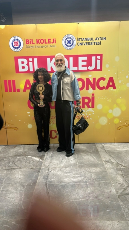 BİL KOLEJİNDE BAŞARI KÜLTÜRDÜR! İSTANBUL AYDIN ÜNİVERSİTESİ VE BİL EĞİTİM KURUMLARININ DÜZENLEDİĞİ III. ALTIN YONCA ÖDÜLLERİ'NDE ÖĞRENCİLERİMİZ TARIK SARIYAR VE SEVDE MENGÜÇ ÖZEL YETENEK ÖDÜLÜ ALDILAR! görseli 2