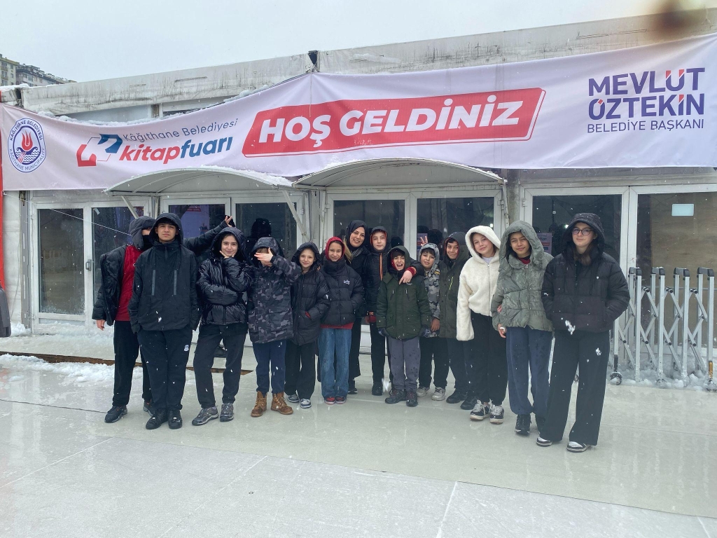 ORTAOKUL ÖĞRENCİLERİMİZ İLE KAĞITHANE BELEDİYESİ KİTAP FUARINI ZİYARET ETTİK.