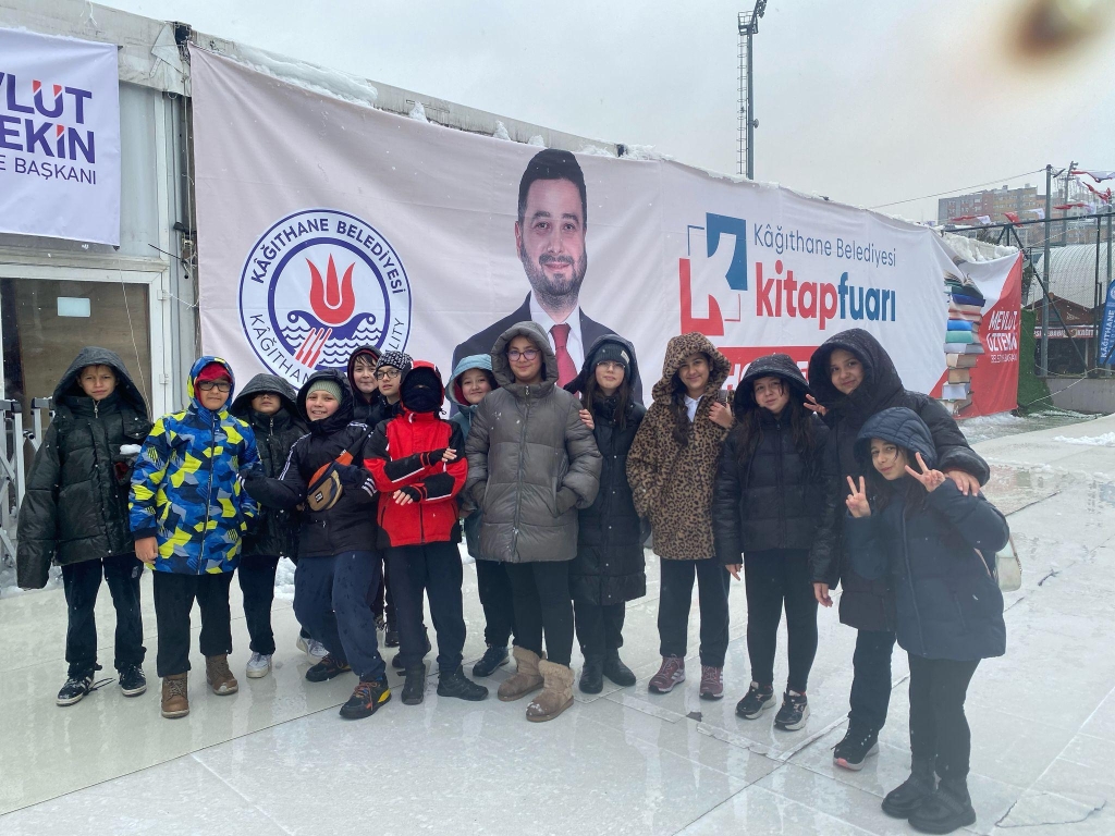 ORTAOKUL ÖĞRENCİLERİMİZ İLE KAĞITHANE BELEDİYESİ KİTAP FUARINI ZİYARET ETTİK. görseli 2