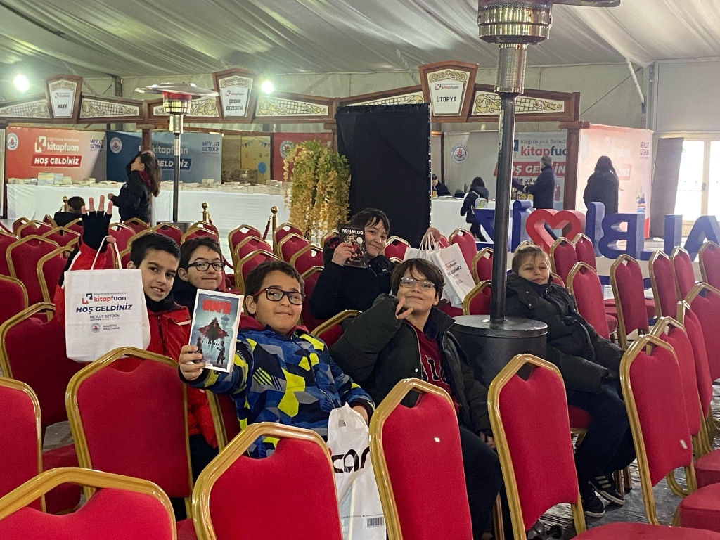 ORTAOKUL ÖĞRENCİLERİMİZ İLE KAĞITHANE BELEDİYESİ KİTAP FUARINI ZİYARET ETTİK. görseli 3