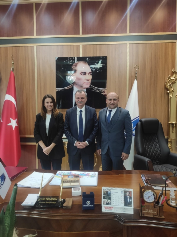 Yunusemre Belediye Başkanımız Sayın Semih BALABAN'ı makamında ziyaret ettik.